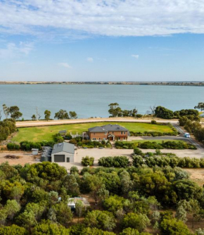 Charm Lodge, Lake Charm